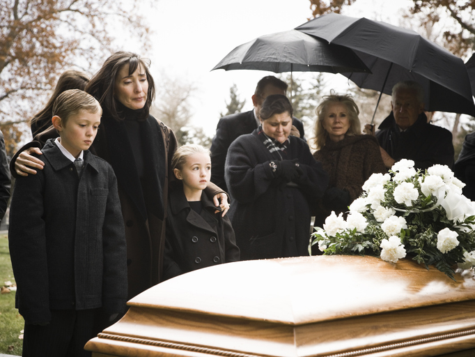 На каква възраст детето може  да присъства на погребение 