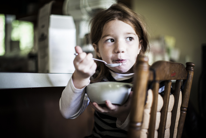 Зърнени закуски и кисело мляко: учени установиха как любимите храни влияят на развитието на децата
