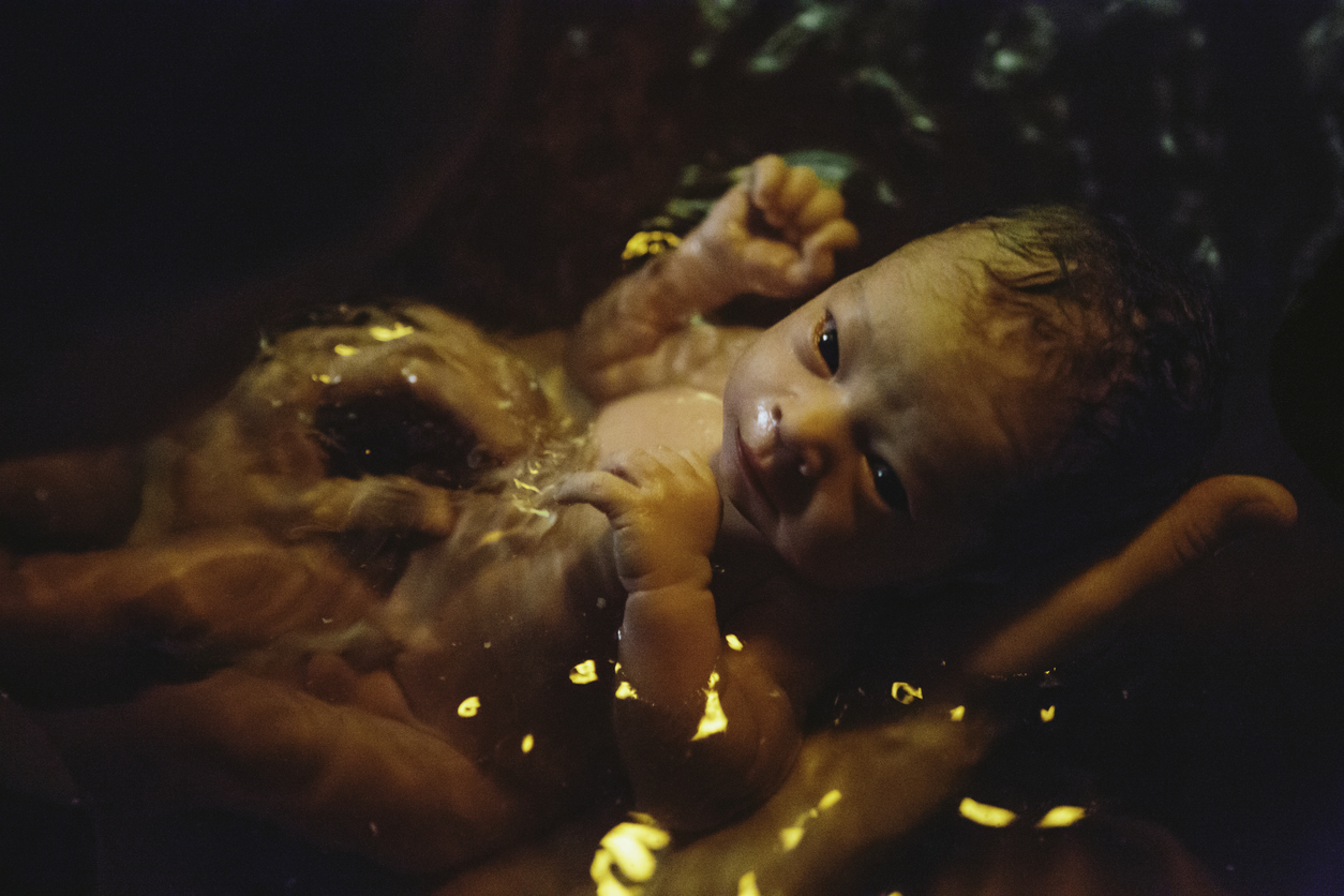 Лекари: Раждането във вода може да е опасно 