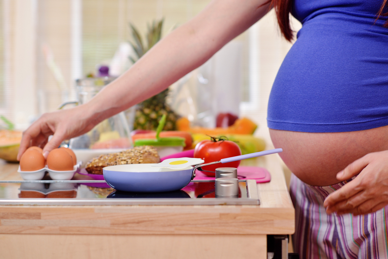 Бременната има нужда от 300 калории в плюс, не от порция за двама  