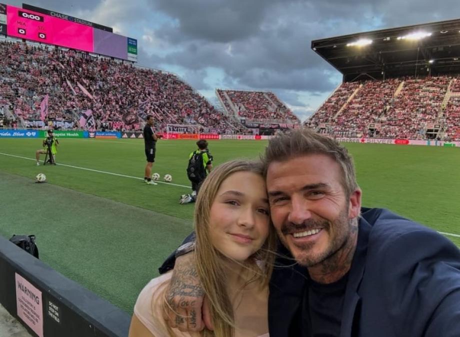 Дейвид Бекъм на стадиона с  дъщеря си 