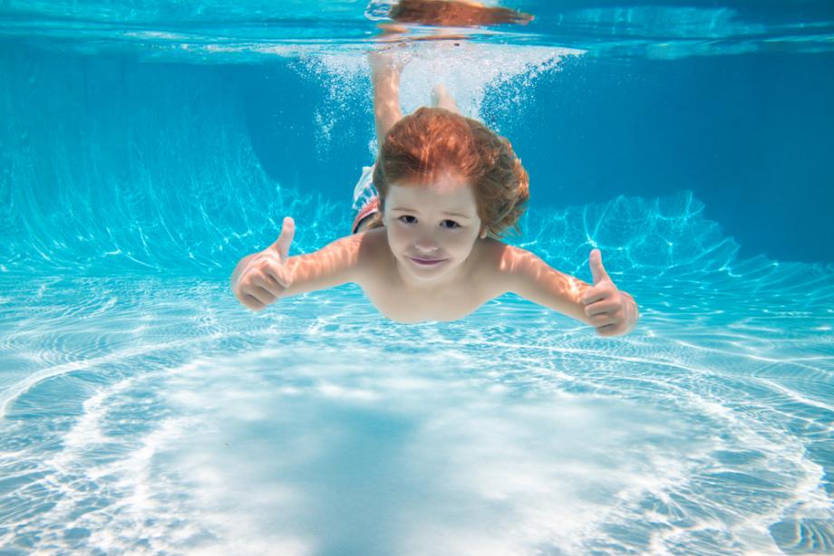 6 неочаквани ползи от плуването за децата